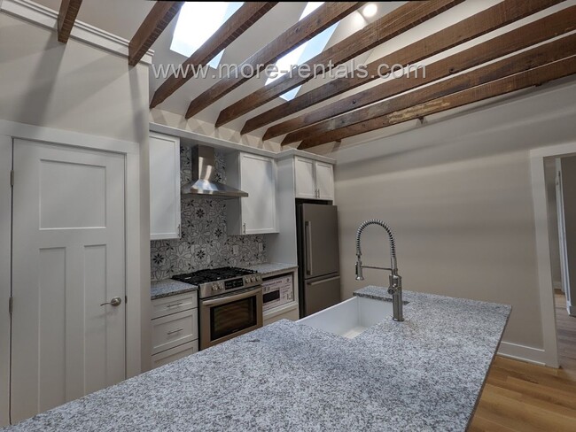 Building Photo - Beautifully renovated 2 bdr 2 ba house