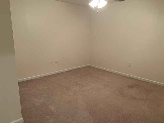 Building Photo - Sought after Idlewild Community