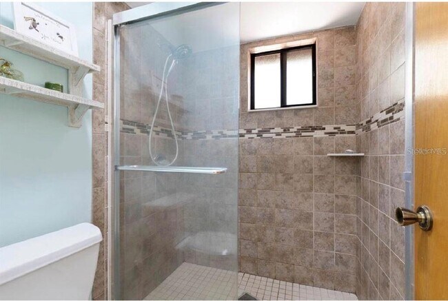 Building Photo - 8 Fairways Cir