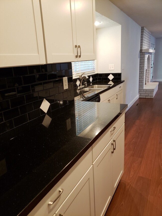 Building Photo - Granite Counter Tops w/ Open Floor Plan in...