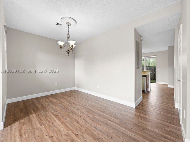 Building Photo - 1049 NE 42nd Ave