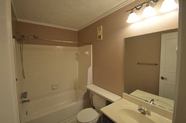 Building Photo - Updated Terrace Level 2 BR/ 2 BA Condo in ...