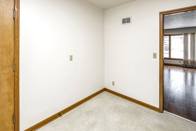 Building Photo - PRE-LEASING Spacious 3-Bed and 2-Bath Apartment!