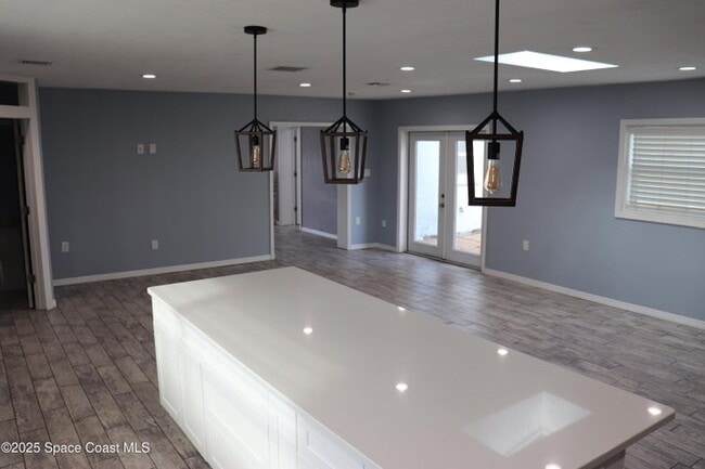 Building Photo - 491 Seacrest Ave