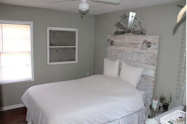 Building Photo - Updates coming soon - Flooring Updates in ...
