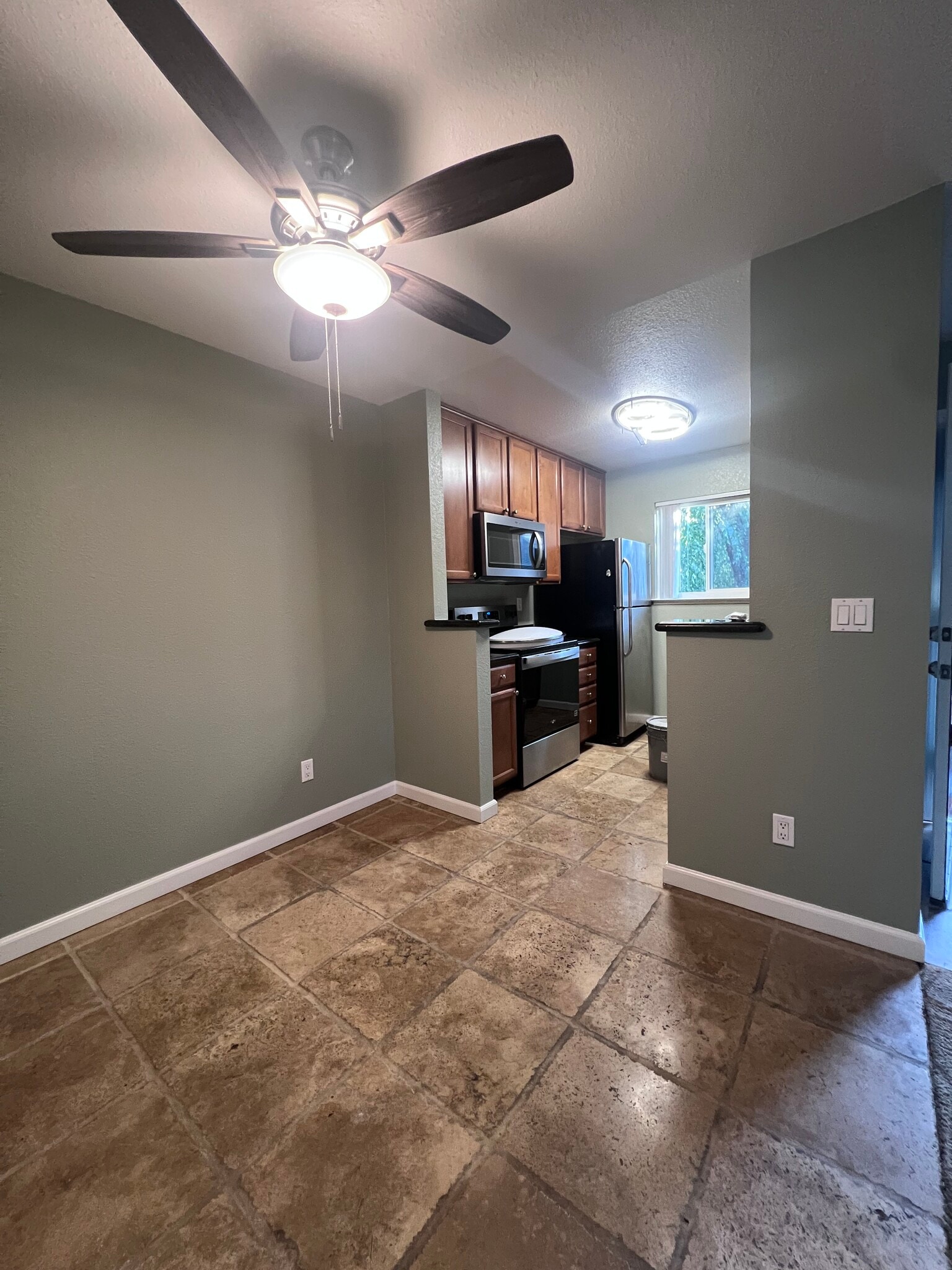 Building Photo - 820 Catkin Ct