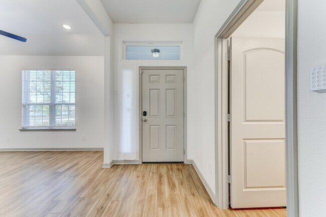 Building Photo - 204 Shoreview Dr