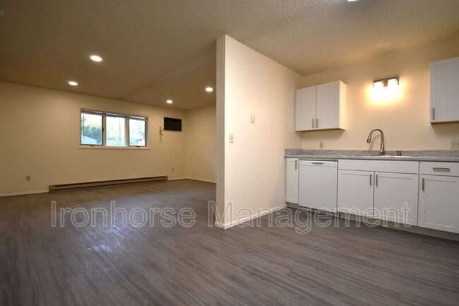 Building Photo - 811 W Villard St