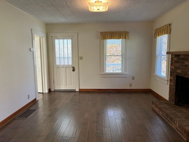 Building Photo - Charming 2 Bedroom Home with Stunning Views