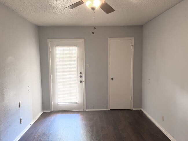 Building Photo - Affordable 2/2 in great location off of N Lamar.