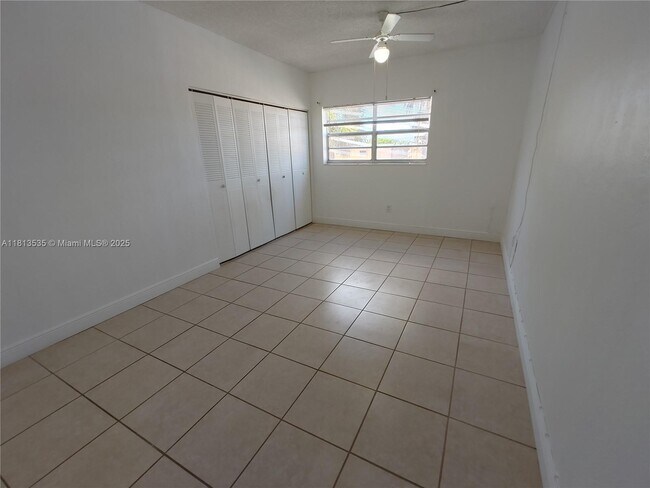 Building Photo - 1305 W 53rd St