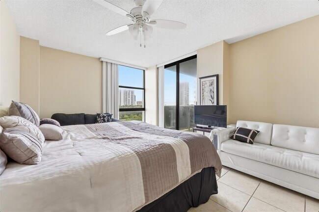 Building Photo - 3675 N Country Club Dr