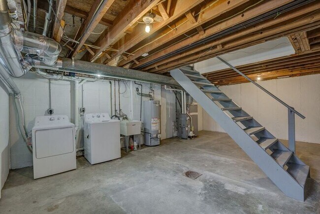 Building Photo - 5425 Stewart Ave