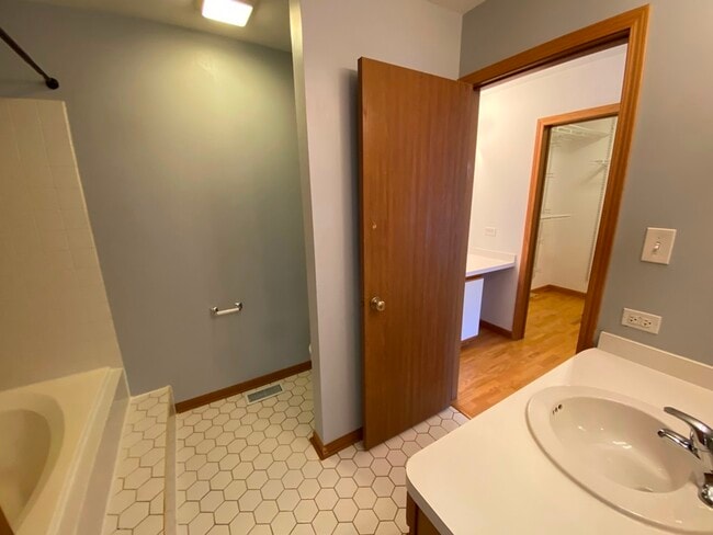 Building Photo - 3503 Willowview Ct