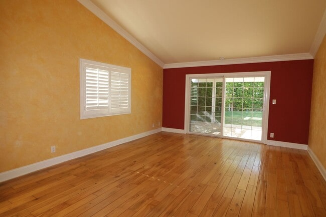 Building Photo - Beautiful West Hills Pool Home For Lease!