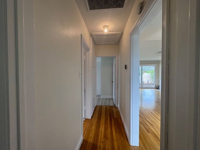 Building Photo - 3 bed & 2 bath home in EAST side Long Beach
