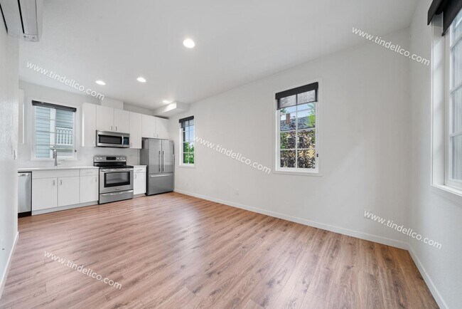 Building Photo - 1106-1110 SE Lincoln St