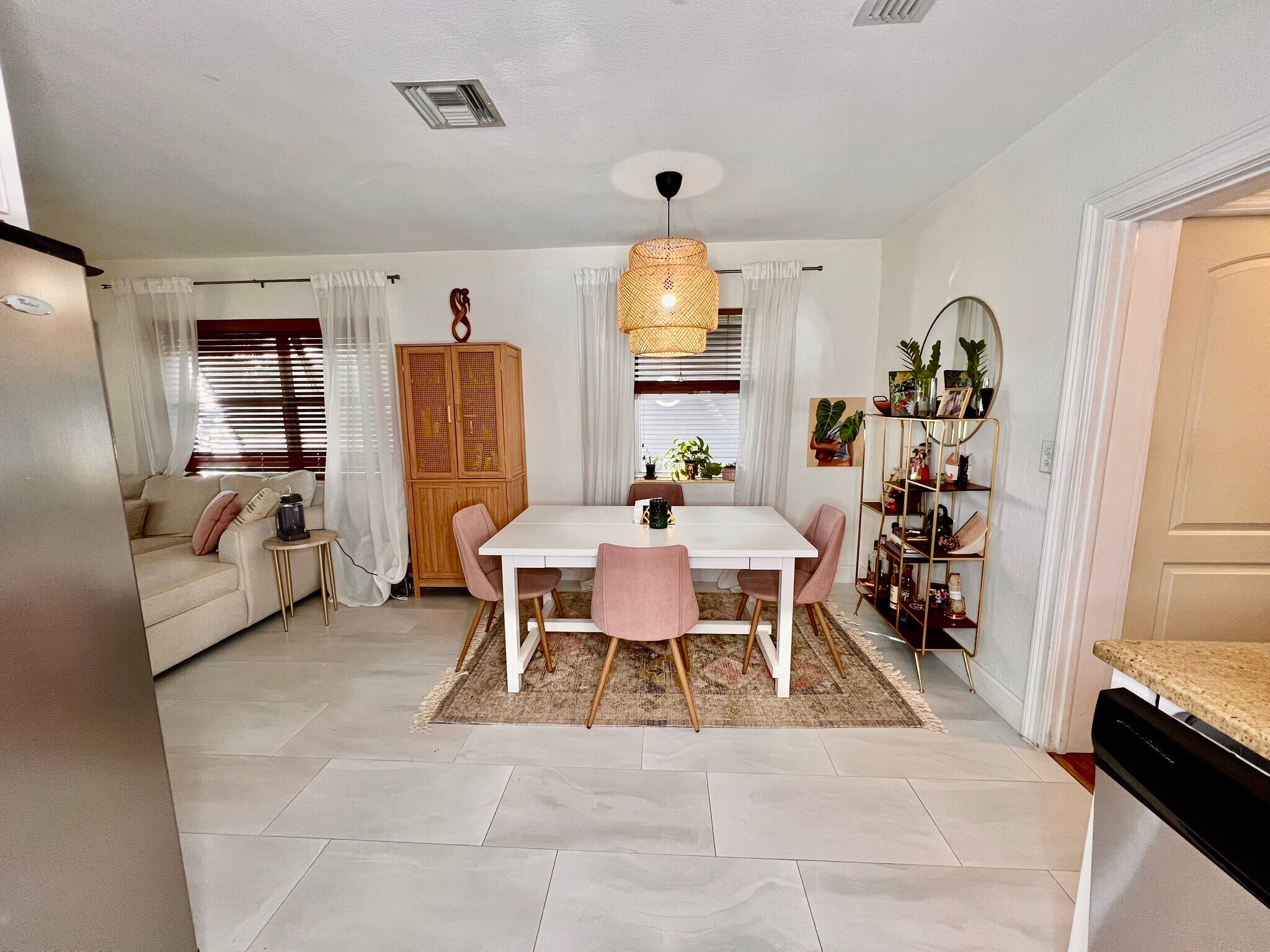 Building Photo - 723 W Palm St