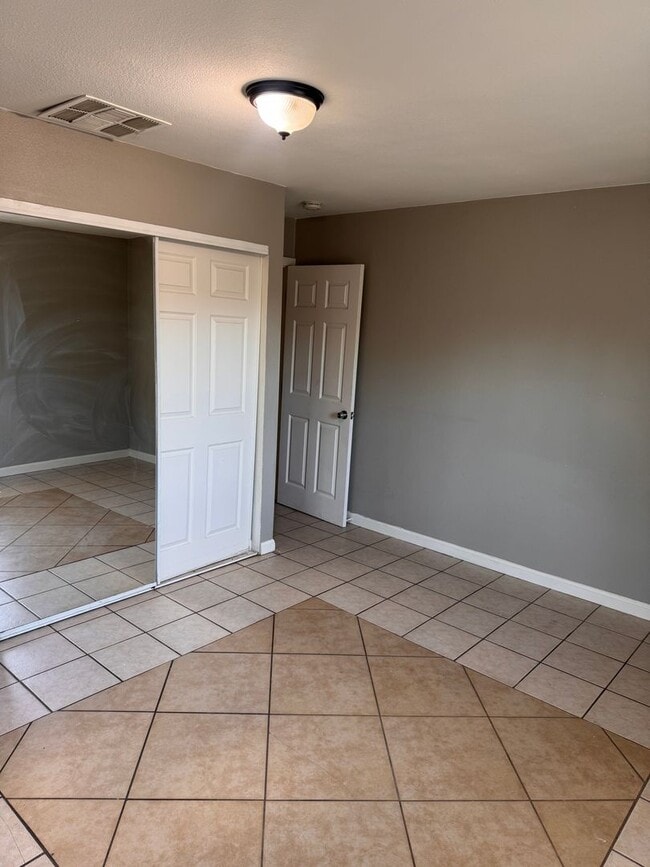 Building Photo - Beautifully Updated 4/2 in Old Fig