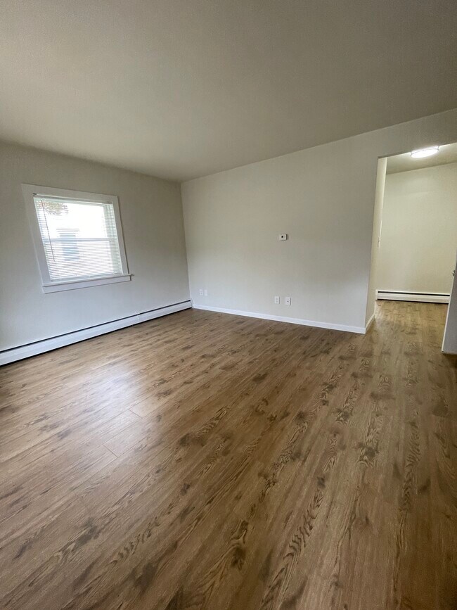 Large Living Room - Beechwood Court Apartments