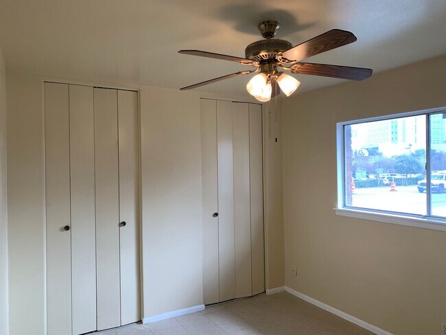 Building Photo - COZY DUPLEX, NEAR SHOPPING & 281!