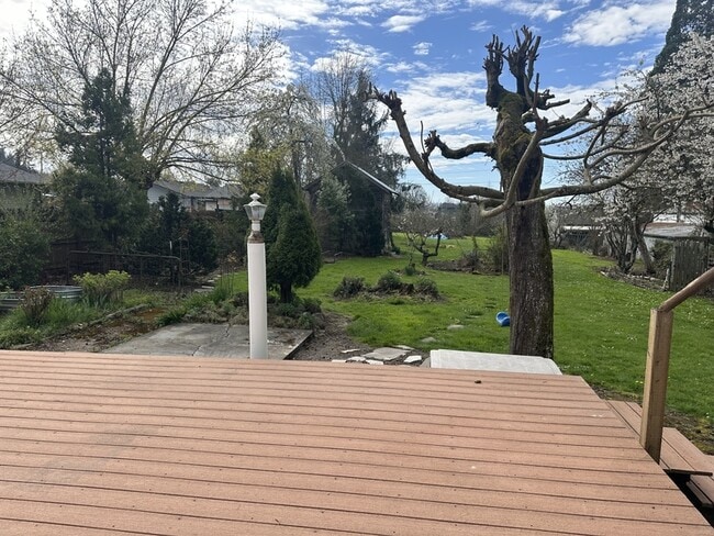 Building Photo - 795 E College St