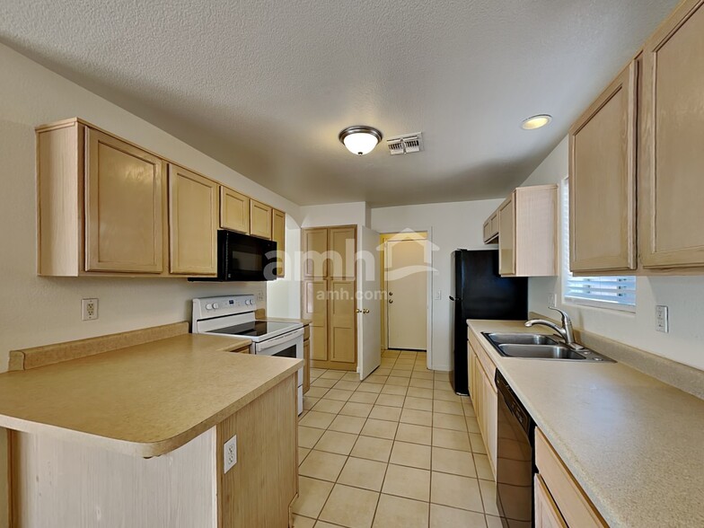 Building Photo - 1324 W Pleasant Ln