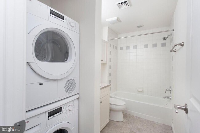 Building Photo - 1100 Spruce St