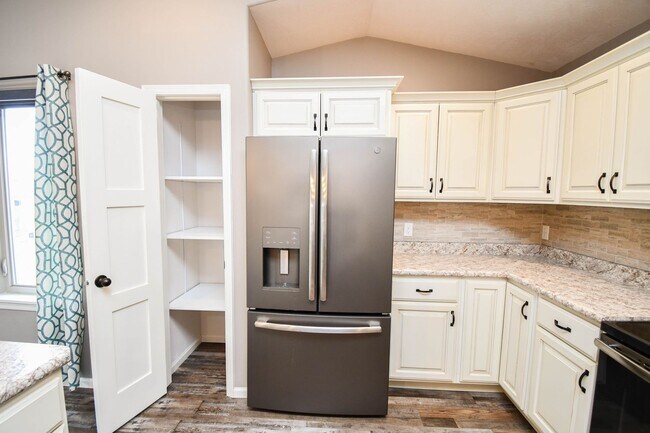 Building Photo - 5 Bedroom 3 Bathroom Single Family Home North Sioux Falls!