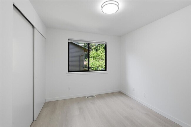 Building Photo - 4bd/2.25ba Kirkland Home