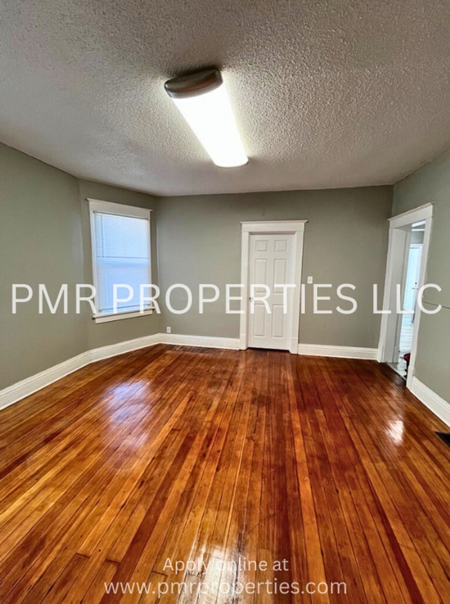 Building Photo - 4 Bedrooms/1 Bathroom House