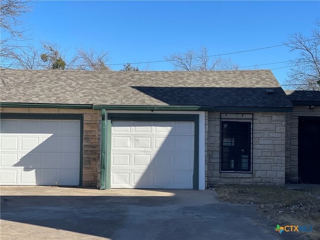 Building Photo - 111 W Fowler Ave