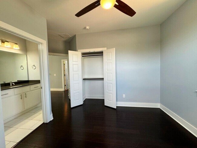 Building Photo - 6201 Felix Ave