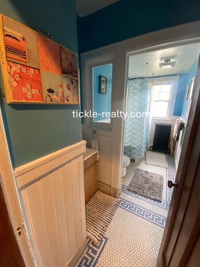 Building Photo - Large 2 Bedroom in Swillburg - Covered Porch