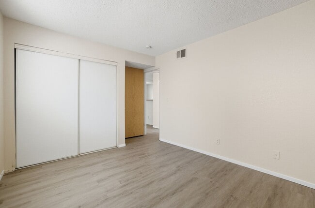 Building Photo - Charming 2-Bedroom Downstairs Unit with Fi...