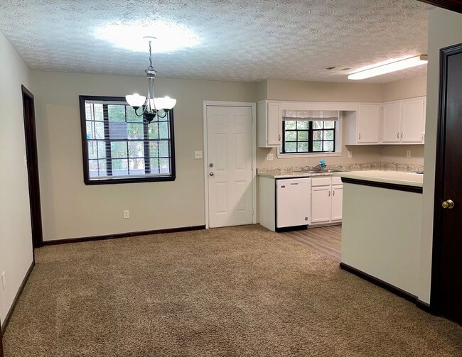 Building Photo - Secluded but Centrally Located 3 Bed/2 Bath Ranch!