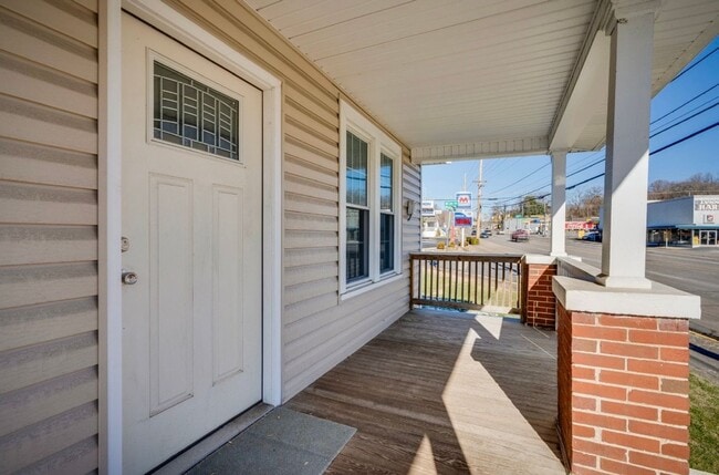 Building Photo - Charming updated Home 3bd/1ba   Kingsport TN