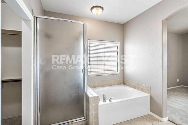 Building Photo - Cozy home on large lot with pool and Solar!