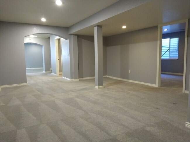 Building Photo - Massive and Expansive 5 Bedroom Green Vall...