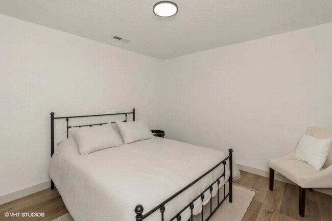 Building Photo - Vineyard Investors - 4