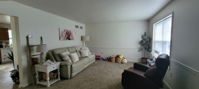 Building Photo - 3 Bedroom 1.5 bathroom townhome-Eastpointe...