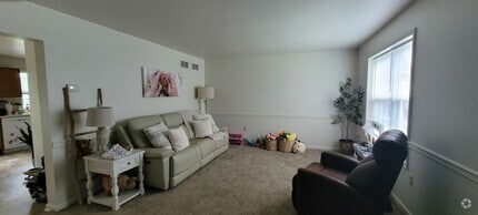 Building Photo - 3 Bedroom 1.5 bathroom townhome-Eastpointe...
