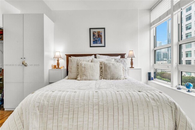 Building Photo - 950 Brickell Bay Dr