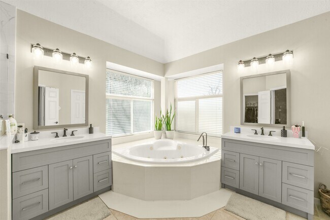 Building Photo - 1122 Wellshire Dr