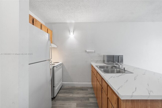 Building Photo - 2701 Riverside Dr