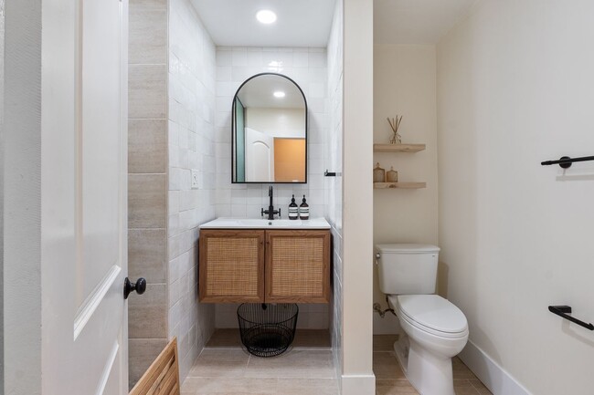 Building Photo - 1249 W 56th St