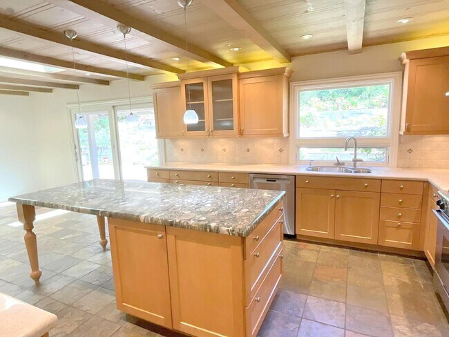 Building Photo - TOP LOCATION & TOP SCHOOLS ! Remodeled SAR...