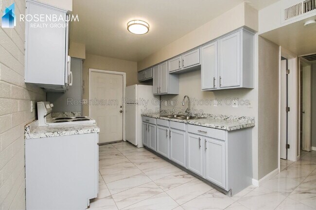 Building Photo - 654 S Mesa Dr