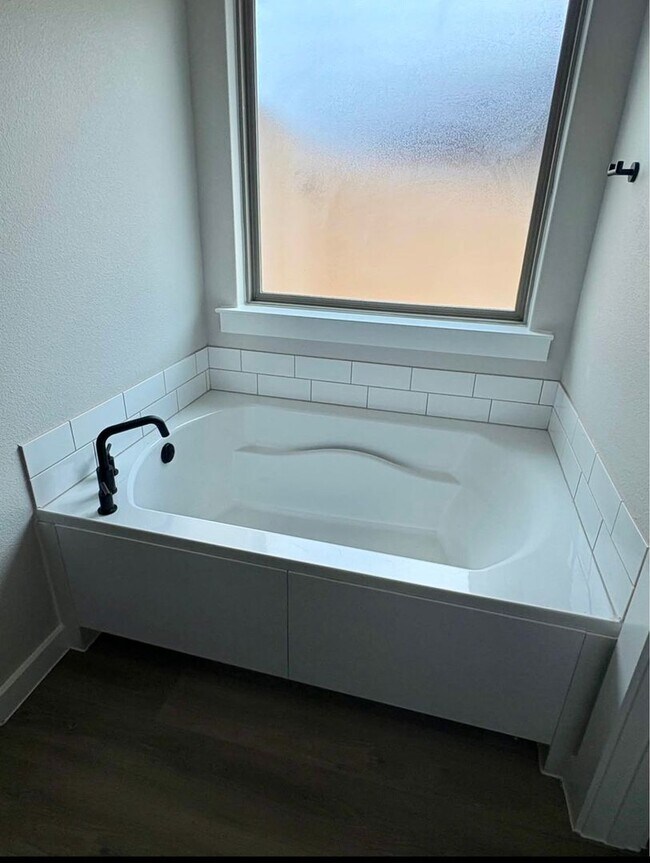 Building Photo - Falling for this special! $200 off first m...