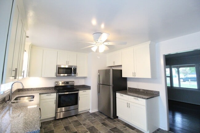 Building Photo - 4 Bedroom 2 Bath Updated Home In Overland Park